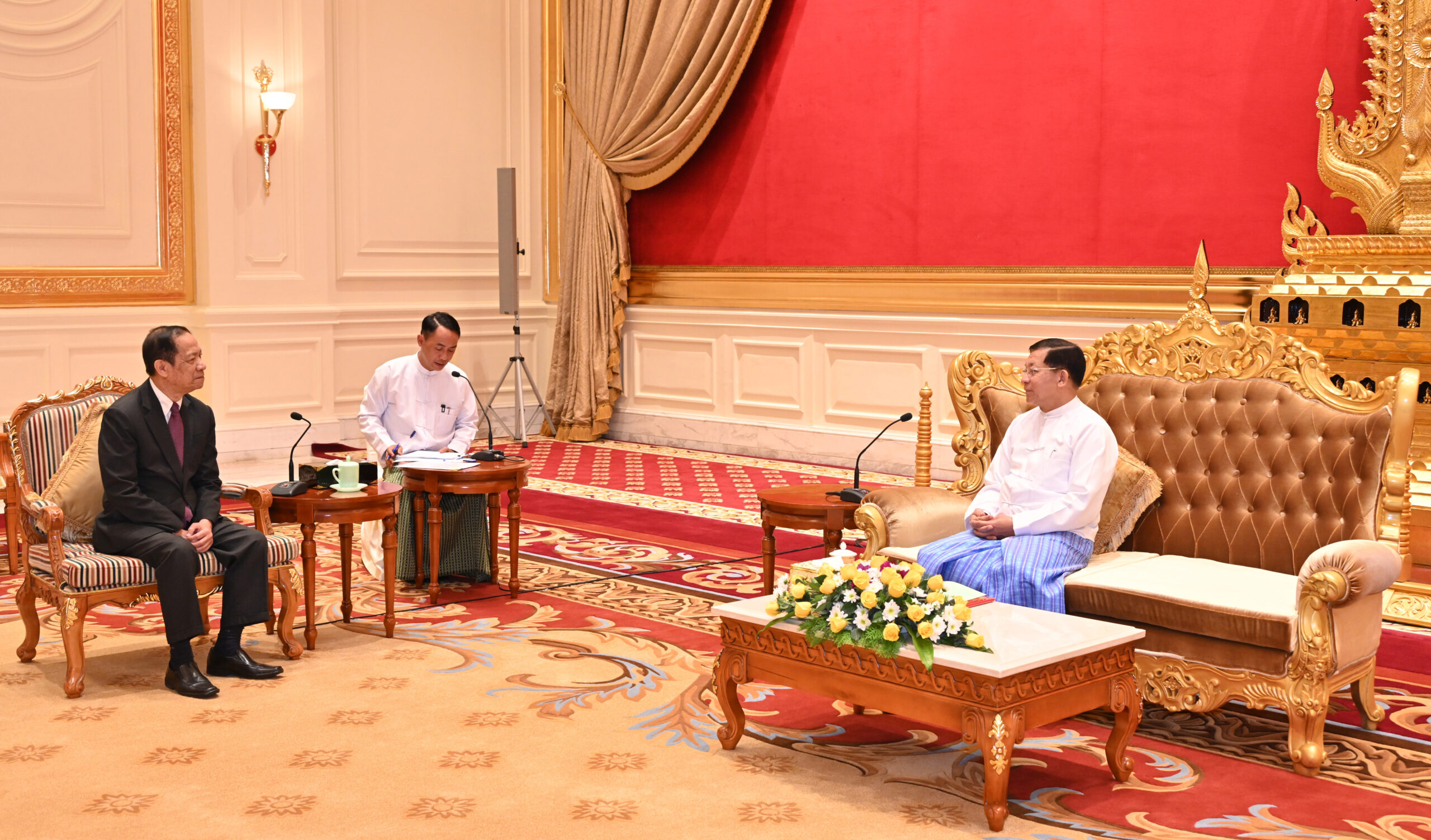 緬甸軍事領袖敏昂萊(Min Aung Hlaing)和東協特使基迪昆(Alounkeo Kittikhoun)10日在首都奈比多(Naypyidaw)會面。(圖:翻拍自GNLM)