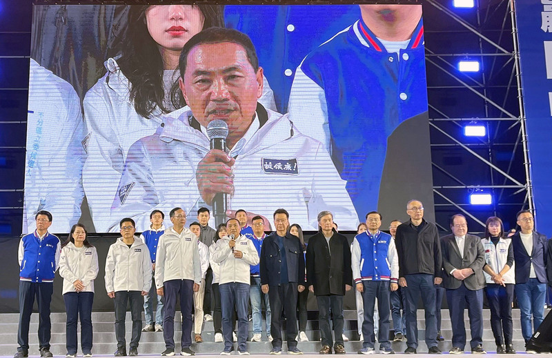 2024總統大選開票作業仍在持續，不過票數趨勢已明朗，國民黨總統候選人侯友宜（前左5）13日晚間與副總統候選人趙少康（前左6）、國民黨主席朱立倫（前左4）等人一同站上開票之夜會場舞台，自行宣布敗選，並表示非常遺憾未能達成政黨輪替。 (圖：中央社)