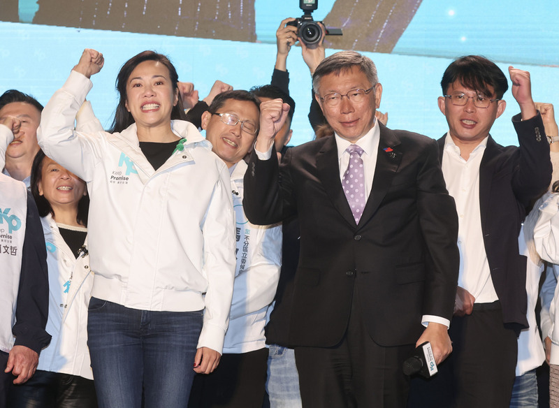 台灣民眾黨正副總統候選人柯文哲(前右)、吳欣盈(前左)13日晚間在新莊競總出面宣布敗選，柯文哲感謝支持者一路相挺。(圖：中央社)