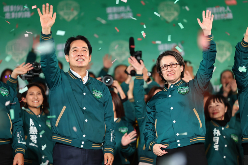 民進黨正副總統候選人賴清德、蕭美琴13日晚間宣布贏得2024總統大選，全國競總外的開票之夜現場撒下陣陣紙花慶祝，兩人也揮手回應現場支持者熱情歡呼。(圖：中央社)