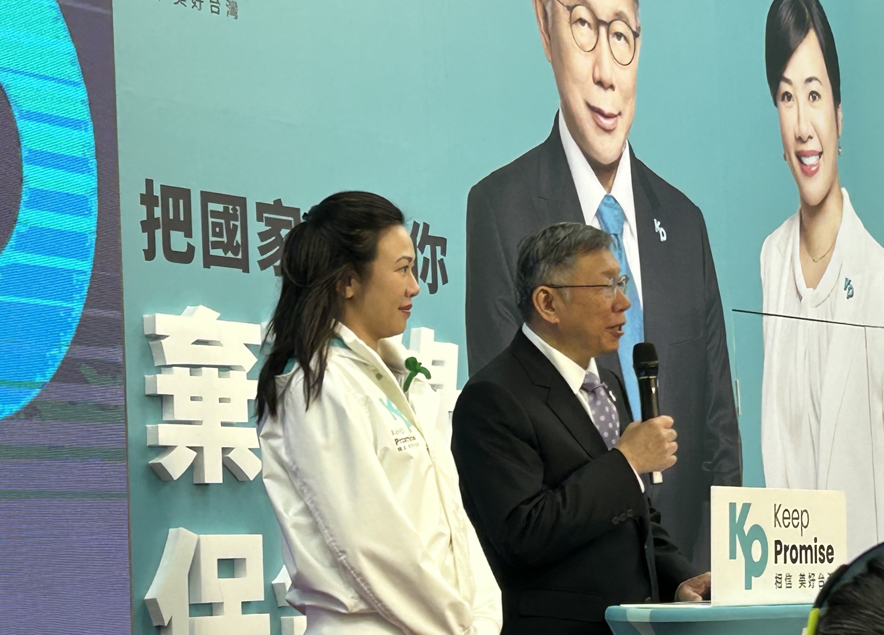民眾黨主席柯文哲13日在敗選演說後召開國內外記者會，他強調，未來民眾黨在國會不會固定跟誰合作。(林詠青 攝)