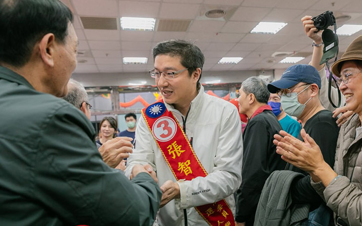 新北立委選舉第8選區，由國民黨候選人張智倫(中)以新人之姿勝選。(翻攝自張智倫臉書)
