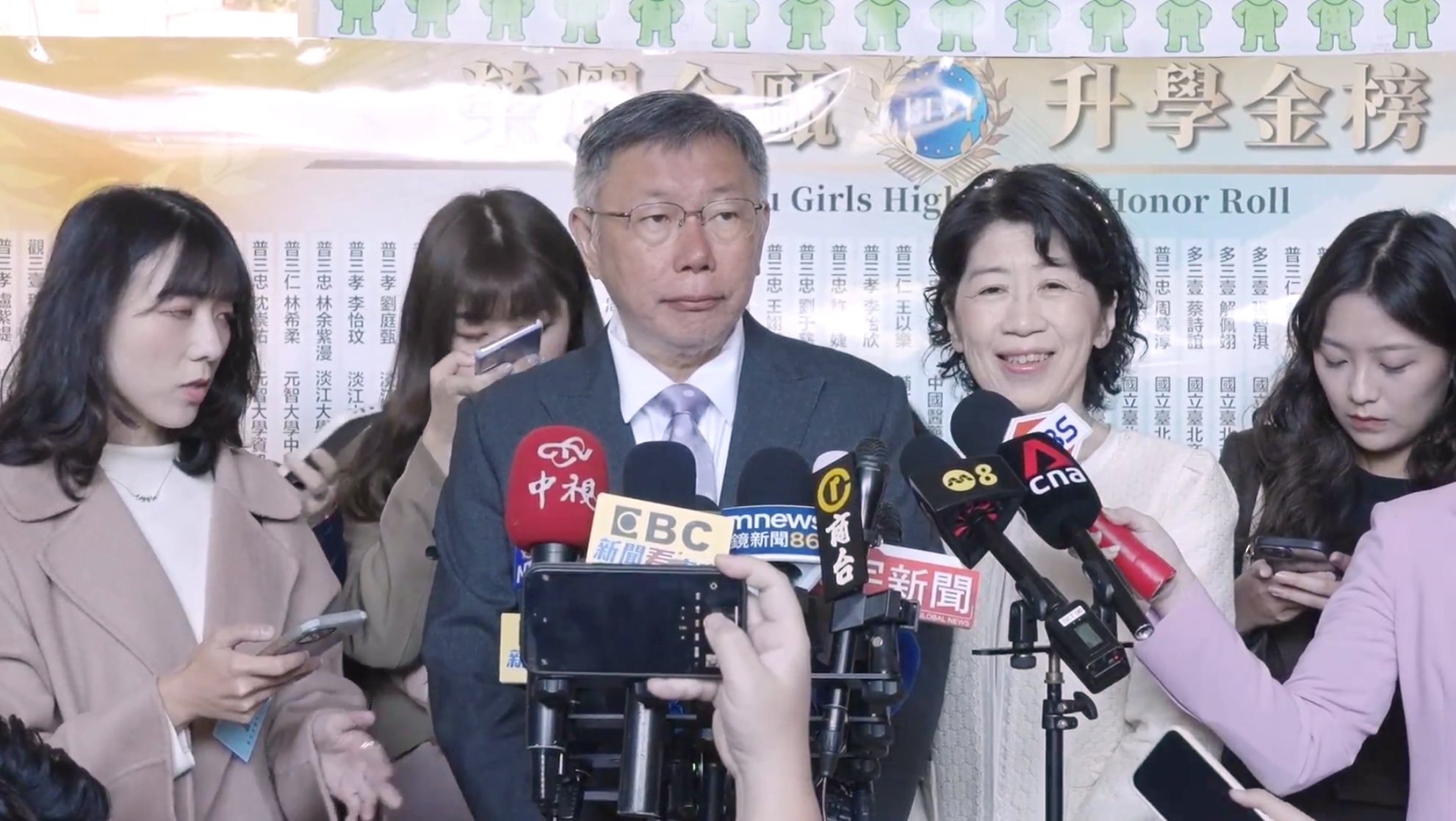 民眾黨總統候選人柯文哲13日一早偕同妻子陳佩琪前往金甌女中投票。(林詠青 攝)
