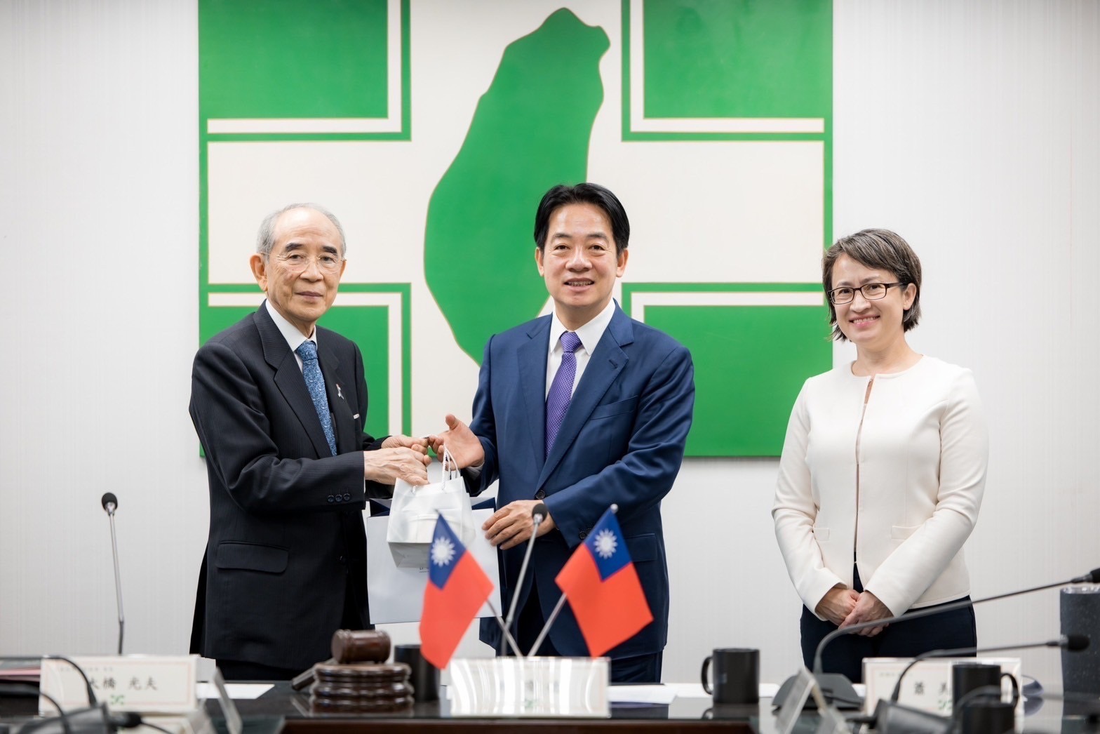 民進黨正、副總統當選人賴清德(中)及蕭美琴(右)14日接見日本台灣交流協會會長大橋光夫(左)一行。(民進黨提供)