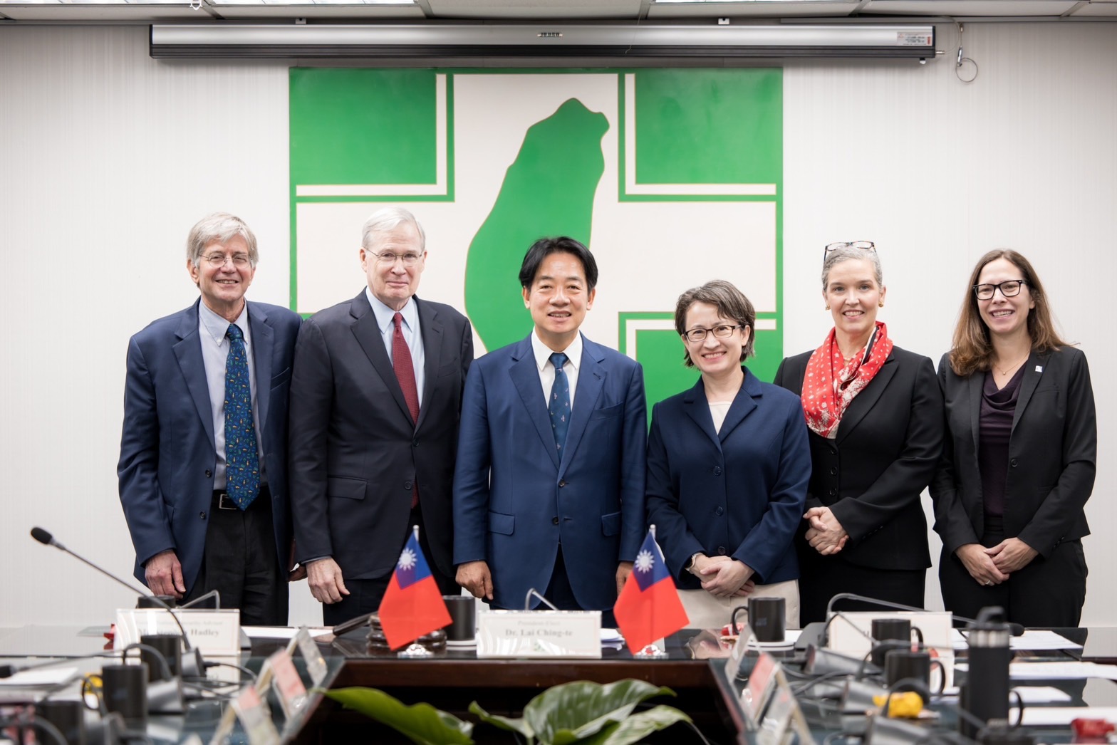 美國前國家安全顧問哈德利(Stephen J. Hadley)及前副國務卿史坦伯格(James B. Steinberg)今天(15日)與正、副總統當選人賴清德、蕭美琴會面。(民進黨提供)