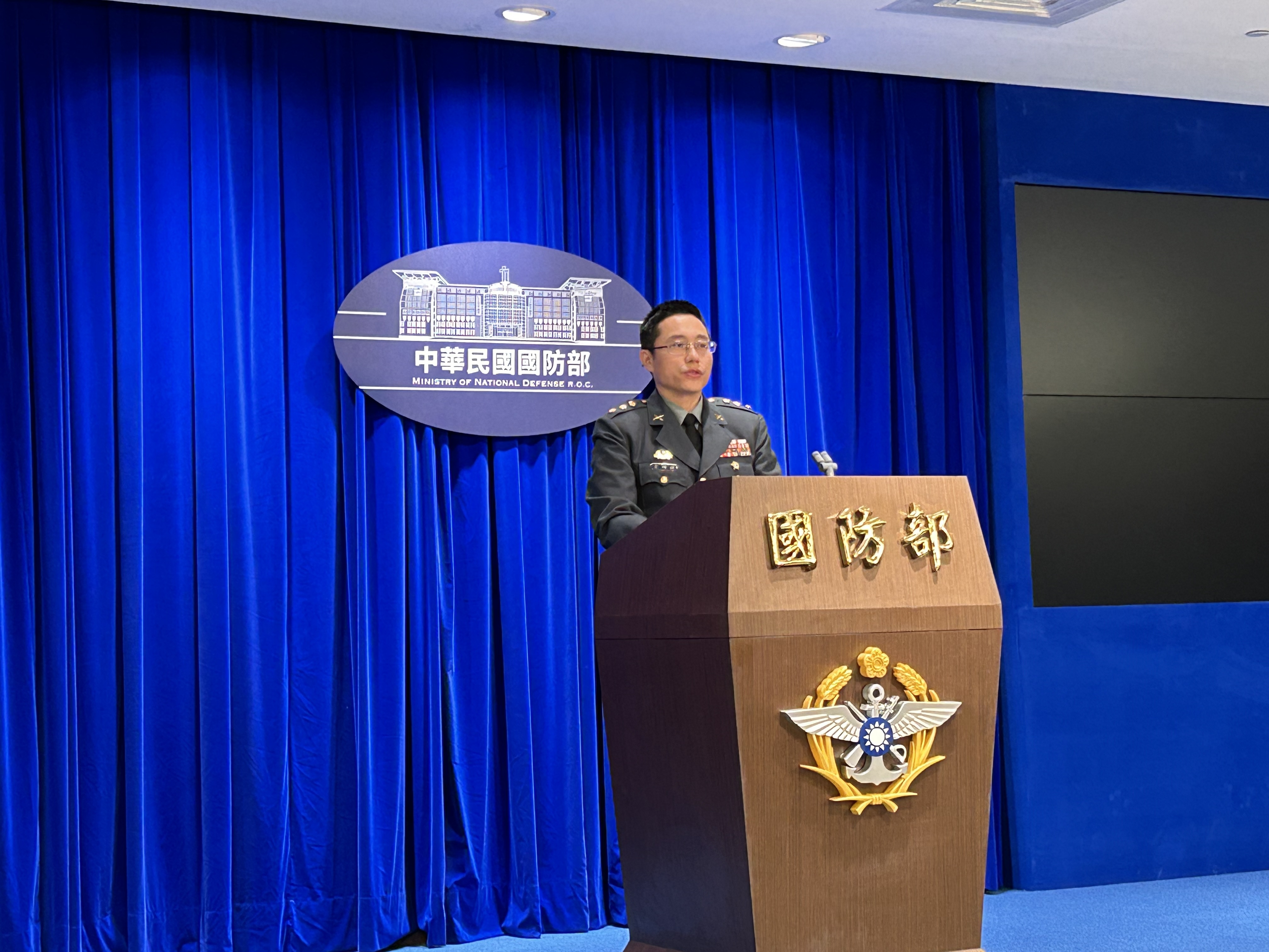 國防部情次室情研中心情報官黃明傑16日在例行記者會中，強調台海周邊共軍活動都有掌握。(林詠青 攝)