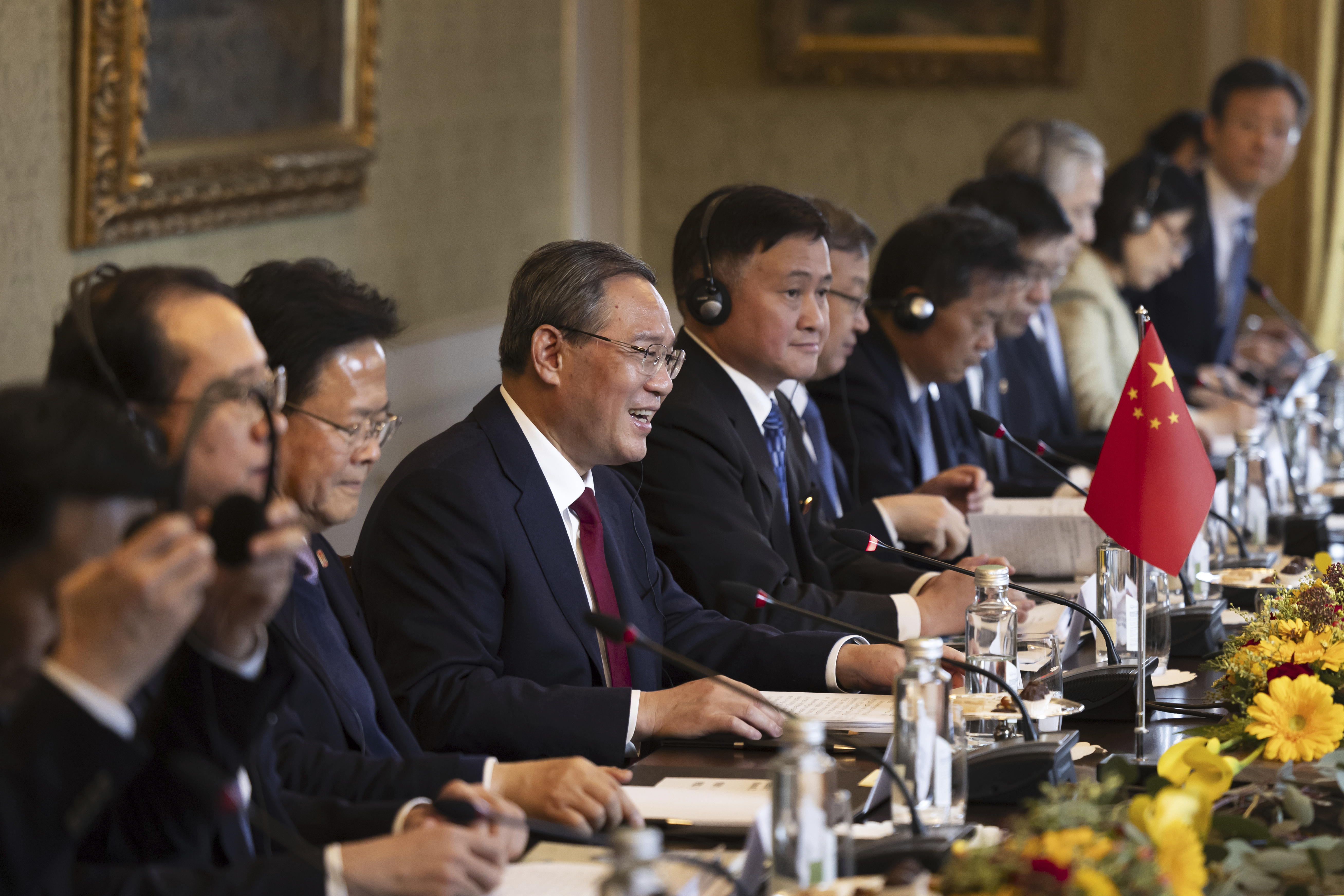 世界經濟論壇(World Economic Forum，WEF)16日在瑞士舉行，中國國務院總理李強(中)率領了龐大的代表團參加。(美聯社/達志影像)
