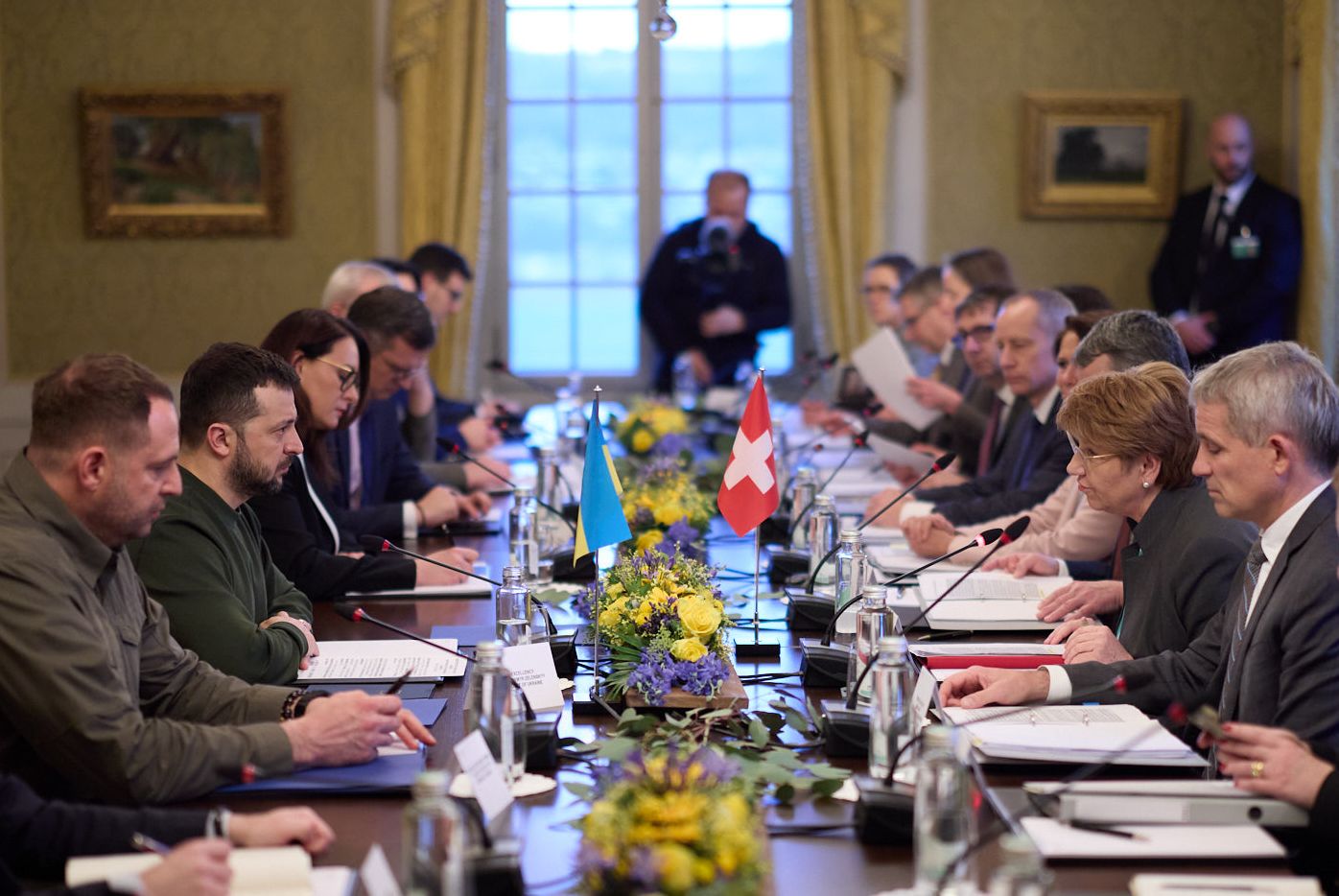 烏克蘭總統澤倫斯基(Volodymyr Zelensky)15日在伯恩和瑞士總統阿姆赫德(Viola Amherd)舉行會談。 (圖:烏克蘭總統府)