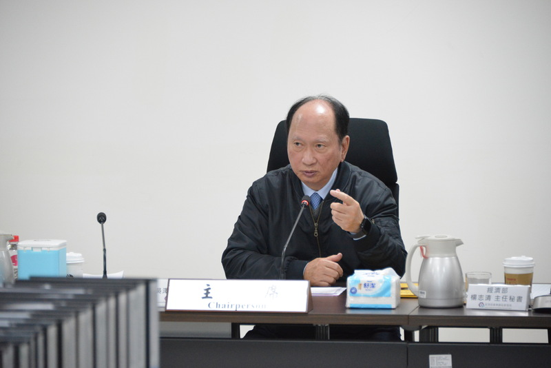 明揚大火後，為確認全國工廠安全管理改善落實情形，行政院政務委員吳澤成等人17日率隊抽查業者危險物品申報，以及是否提供消防搶救必要資訊。（行政院提供 / 賴于榛 傳真）