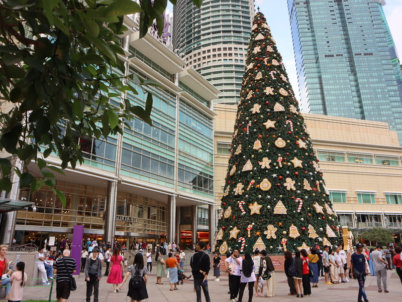 馬來西亞與中國今年建交50週年，兩國關係越發緊密，大馬寄望對中免簽加速經濟成長，但能否獲實質觀光紅利仍待觀察。圖為吉隆坡知名地標國油雙峰塔商圈。 (圖：中央社)