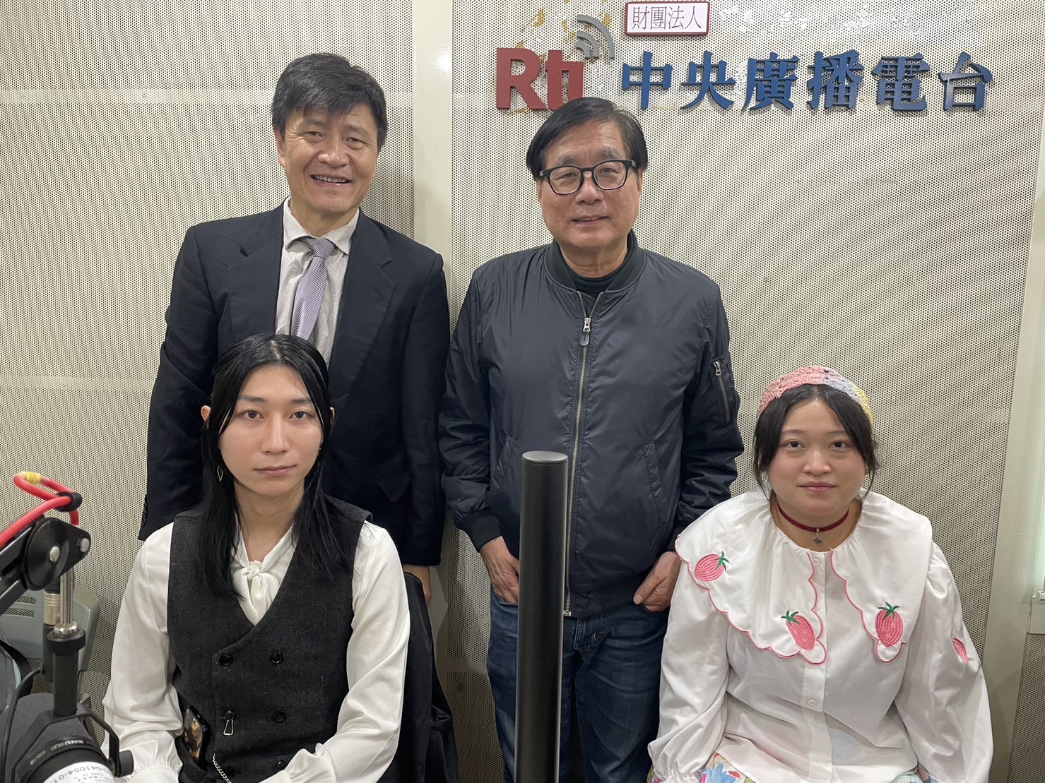 「中國人權」執行主任暨「人道中國」創辦人周鋒鎖(後排左)、多倫多青年組織公民會發起人楊若暉(前排左)，在倫敦的民運組織「中國反賊」主要成員Apple倪沛晴(前排右)，接受央廣節目主持人楊憲宏(後排右)訪問。(圖／温金柯)