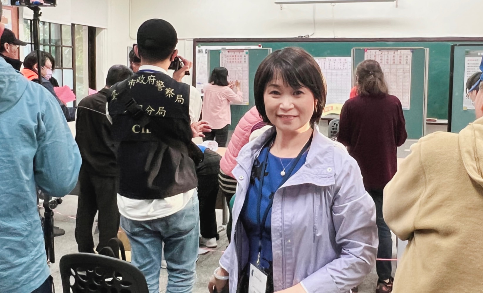 自媒體人辛恬到台北市大龍國小投開票所，觀看開票過程。(辛恬提供)