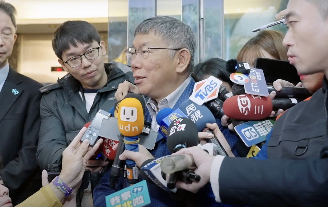 民眾黨主席柯文哲17日出席黨部主管會議，並接受媒體聯訪，這也是他總統敗選後首度公開露面。(林詠青 攝)