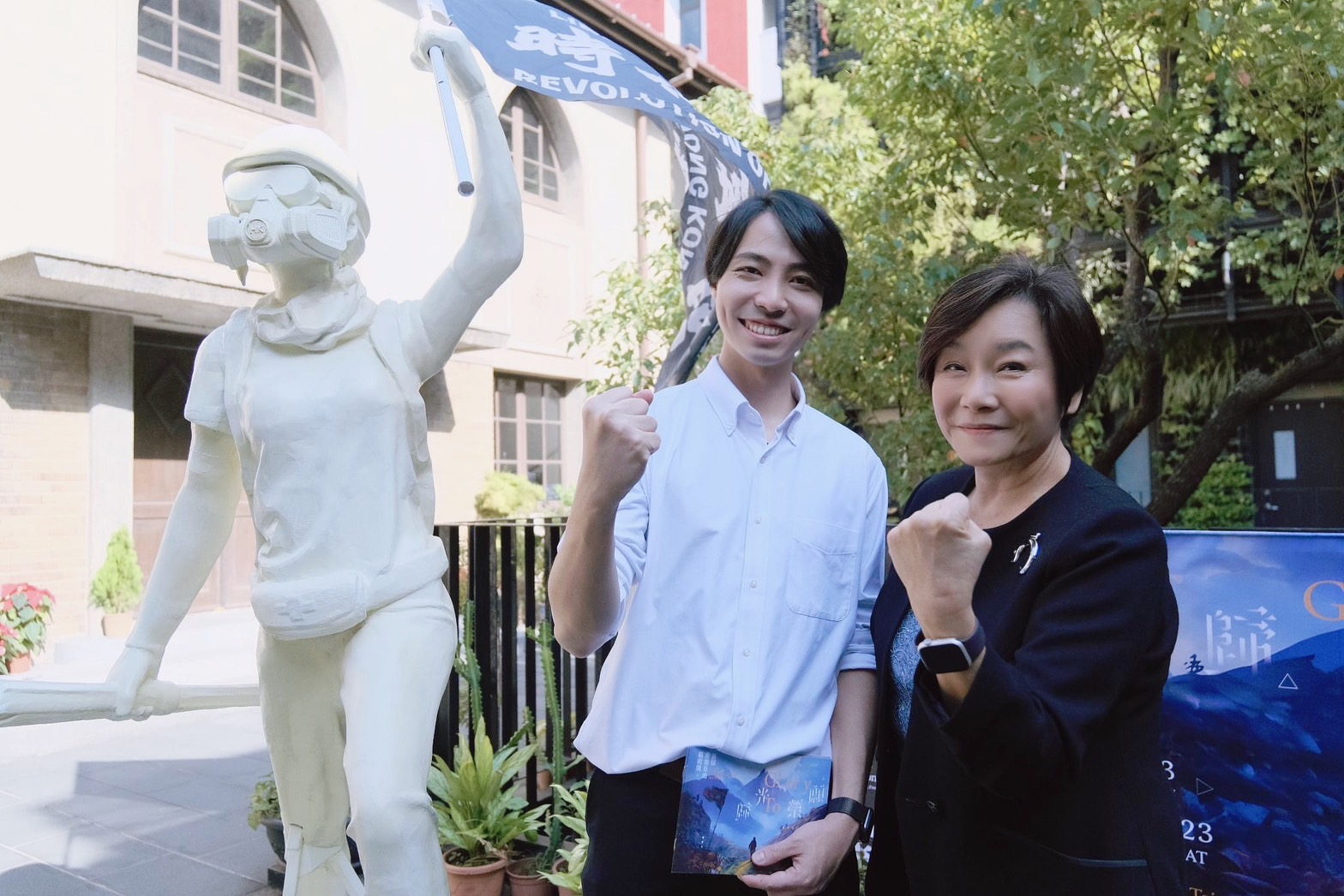 旅日香港藝術家李伊東(左)與台灣監察委員紀惠容(右)在「香港民主女神」旁合影。(李伊東提供)