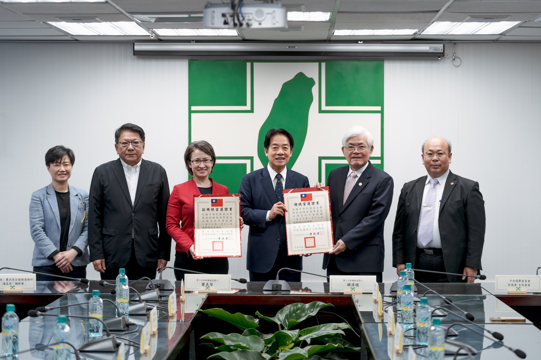 中選會主委李進勇19日致送第16任總統、副總統當選證書，給總統當選人賴清德與副總統當選人蕭美琴。(圖：賴清德臉書)