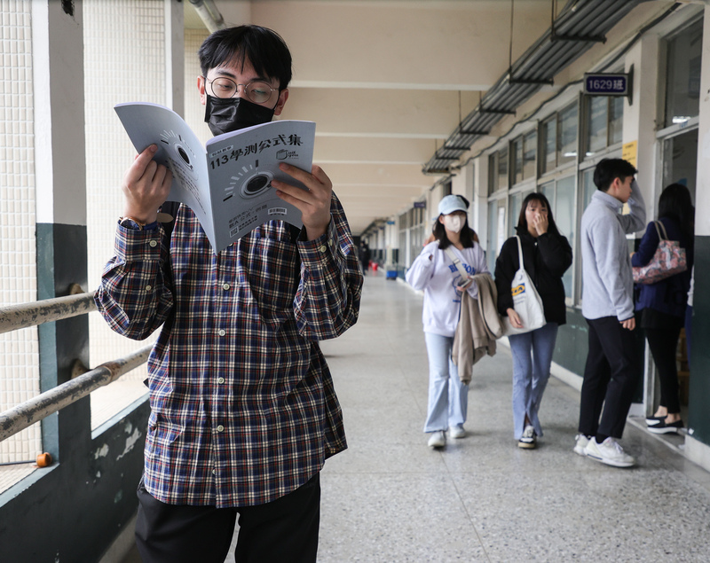 學測20日舉行第1天考試，考生上午在進入試場前，把握時間複習。 (圖：中央社)