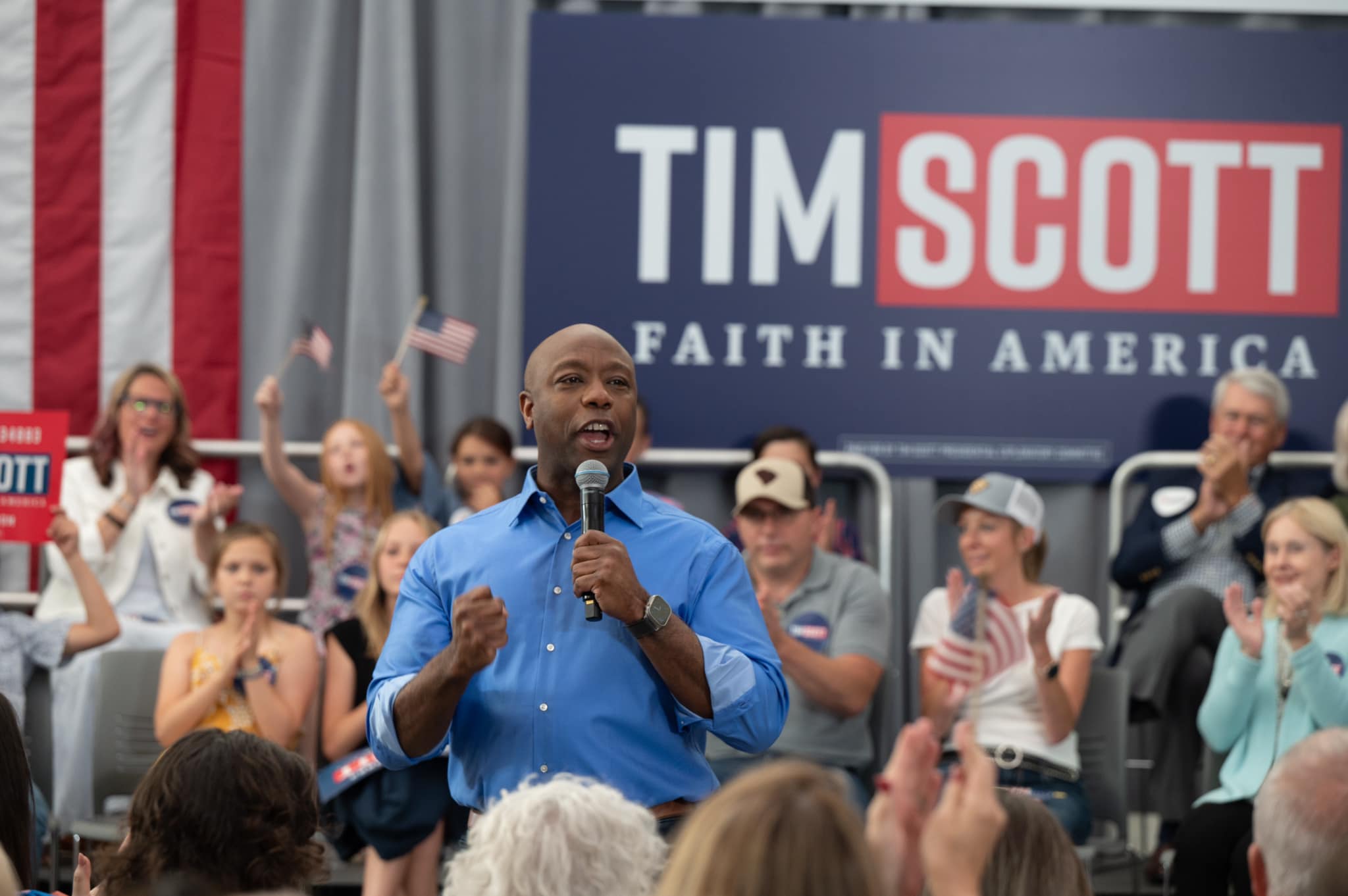 尋求共和黨總統提名的美國聯邦參議員史考特(Tim Scott)(圖中持麥克風者)。(FB/@Tim Scott)