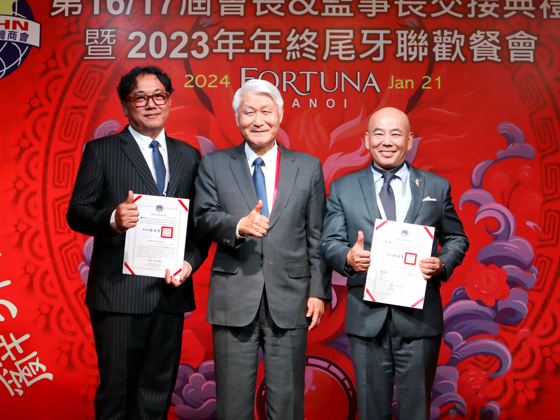 越南河內台商會新任會長羅世良（左）與新任監事長簡大翔（右）21日晚間在河內台商會會長及監事長交接典禮上與中華民國駐越南代表石瑞琦（中）合影。 (圖：中央社)