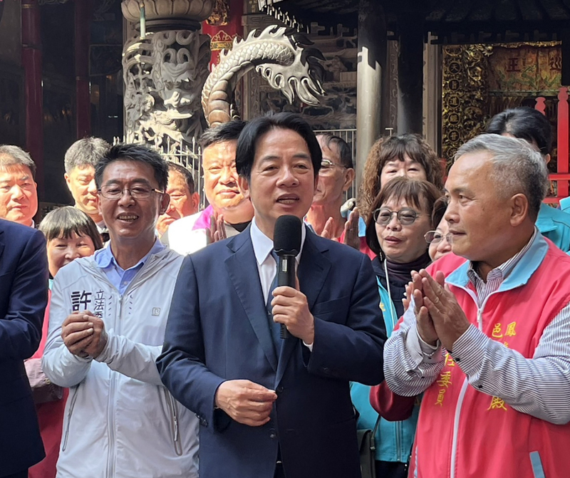 總統當選人賴清德(前中)22日在民進黨立委許智傑(前左)等人陪同下，到高雄鳳山雙慈殿參香、謝票。(圖：中央社)