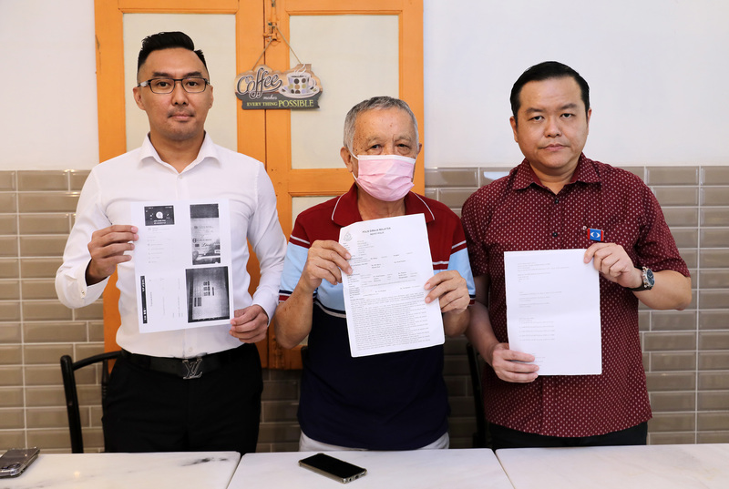 馬來西亞人民公正黨泗岩沫區部署理主席鄭成隆（右），與馬來西亞國際人道主義組織成員辜健鈫（左）記者會呼籲莫誤入詐騙集團話術陷阱。 (圖：中央社)