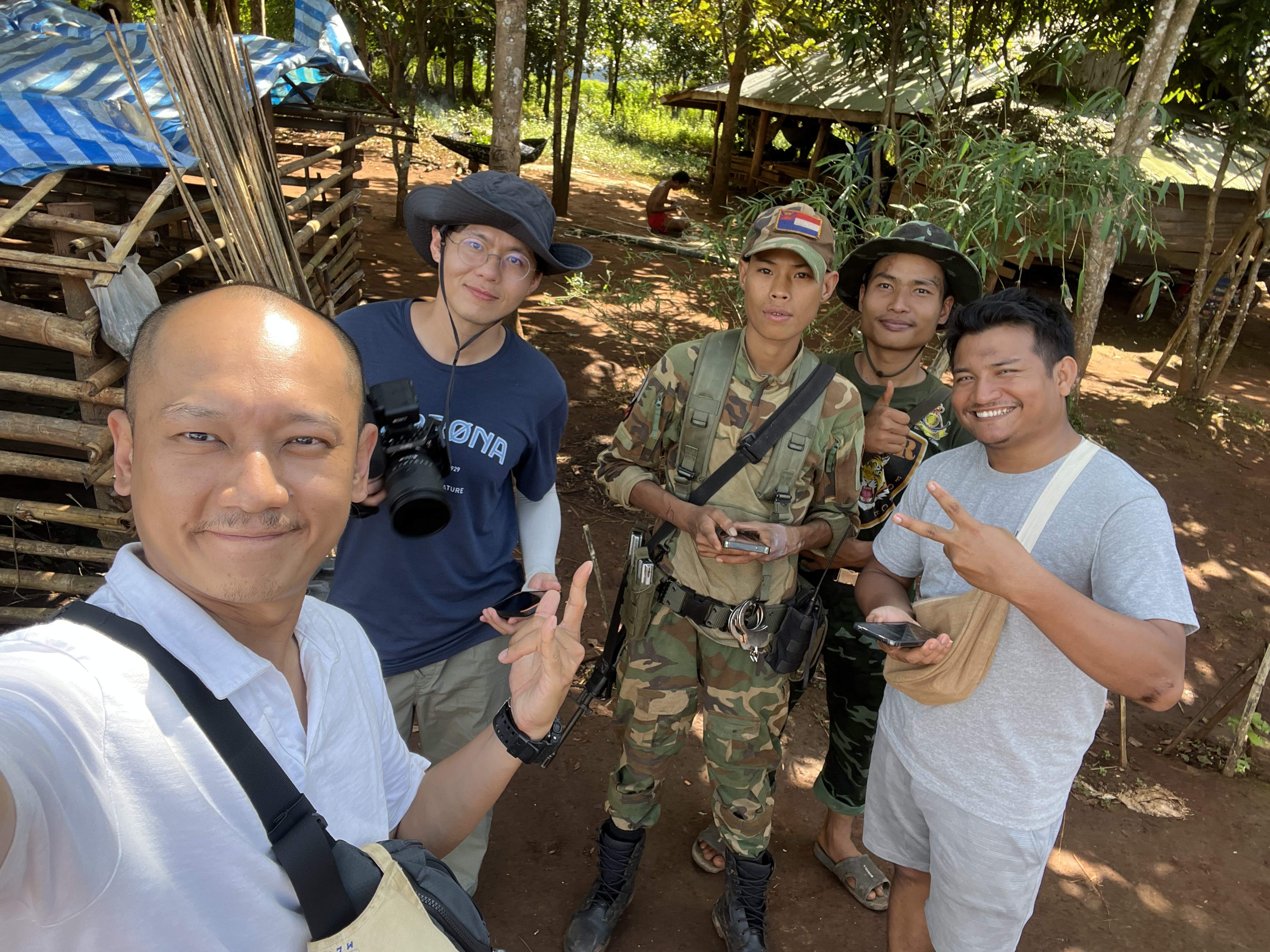 公視《獨立特派員》特約記者楊智強(左一)、蘇威銘(左二)深入緬甸叢林獨家採訪與緬甸軍政府交戰的一支反抗軍部隊「猛虎部隊」。(公視提供)