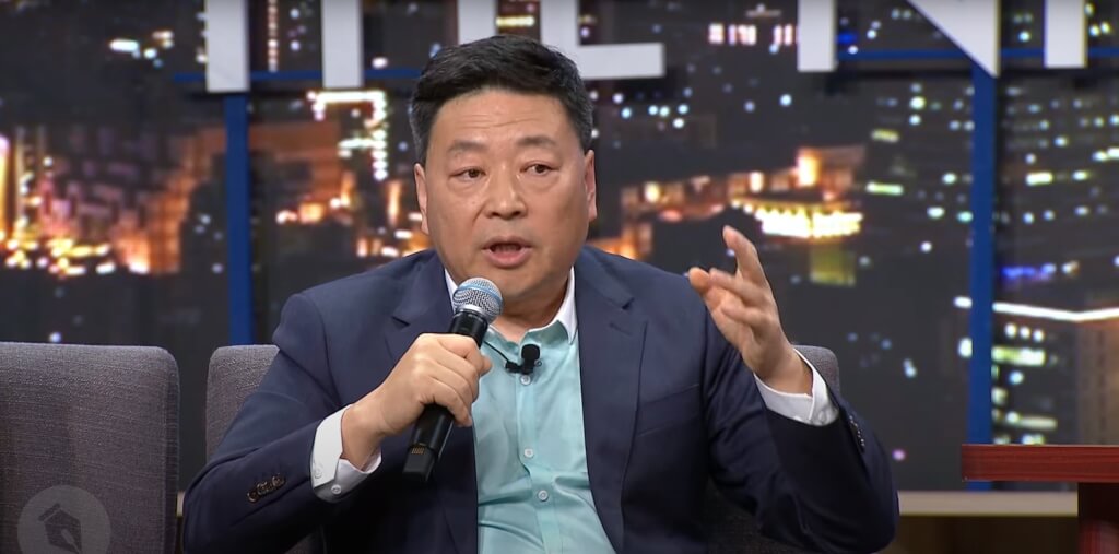 中國媒體人王志安(圖)日前參與台灣網路脫口秀節目「賀瓏夜夜秀」。發言涉及歧視身心障礙者，引發爭議。（圖取自STR Network YT頻道）