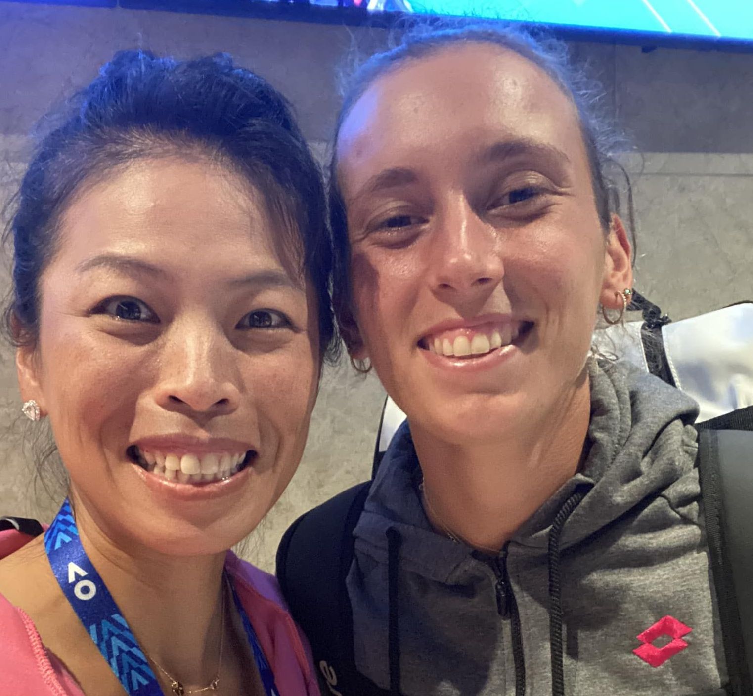 謝淑薇和比利時搭檔梅丹斯（Elise Mertens）。(謝淑薇臉書)