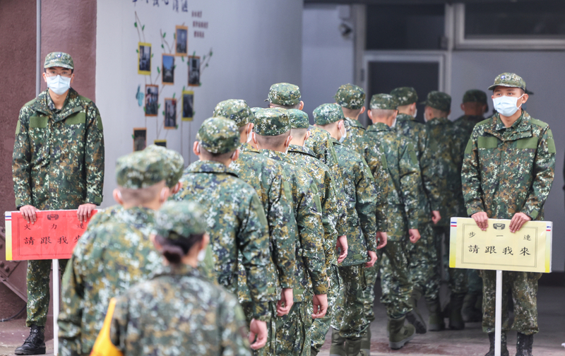 為強化反制中共對國軍的滲透破壞活動，國防部將提修法，凡現役軍人表達對敵人效忠，最重判七年。圖為1年制義務役男在台中成功嶺報到。 (圖：中央社)