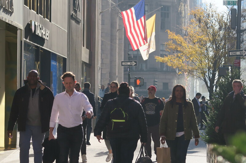美國商務部25日公布，2023年國內生產毛額成長3.1%，在消費支出帶動下創近2年來最佳表現。圖為曼哈頓第五大道鬧區景象。 (圖：中央社)