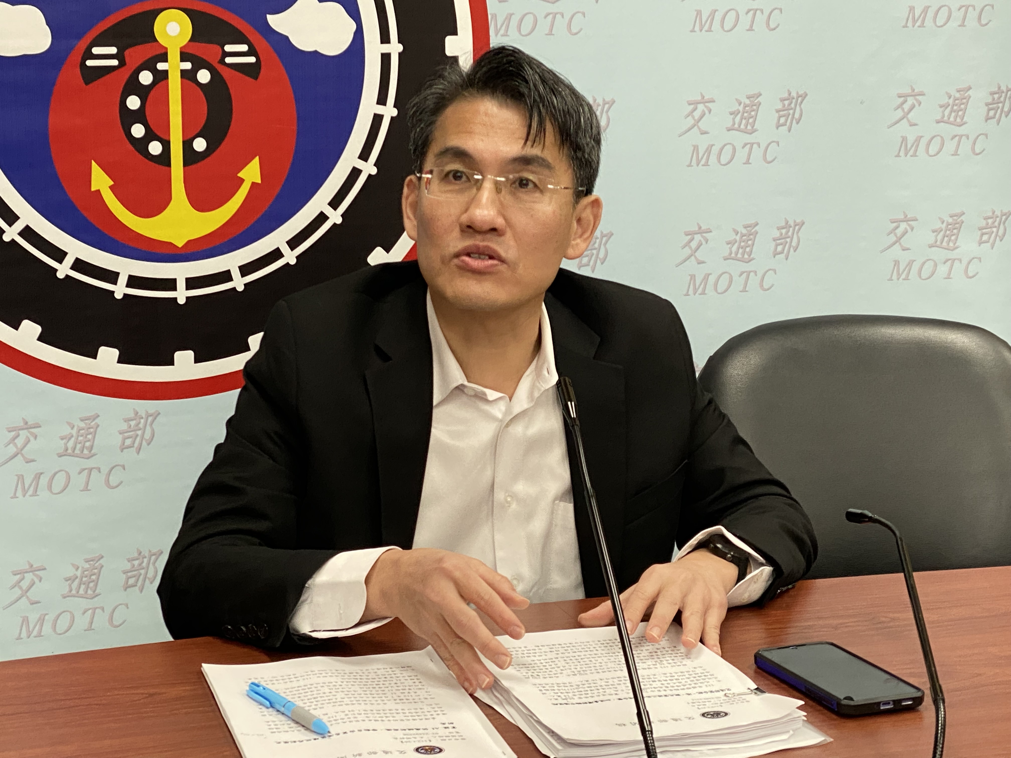 交通部航政司長韓振華說明台灣6海1空自由港去年進出口貿易值再創歷史新高，未來也將掌握AI發展趨勢，希望推升台灣海空自由港成為全球的運籌中心！(吳琍君攝)