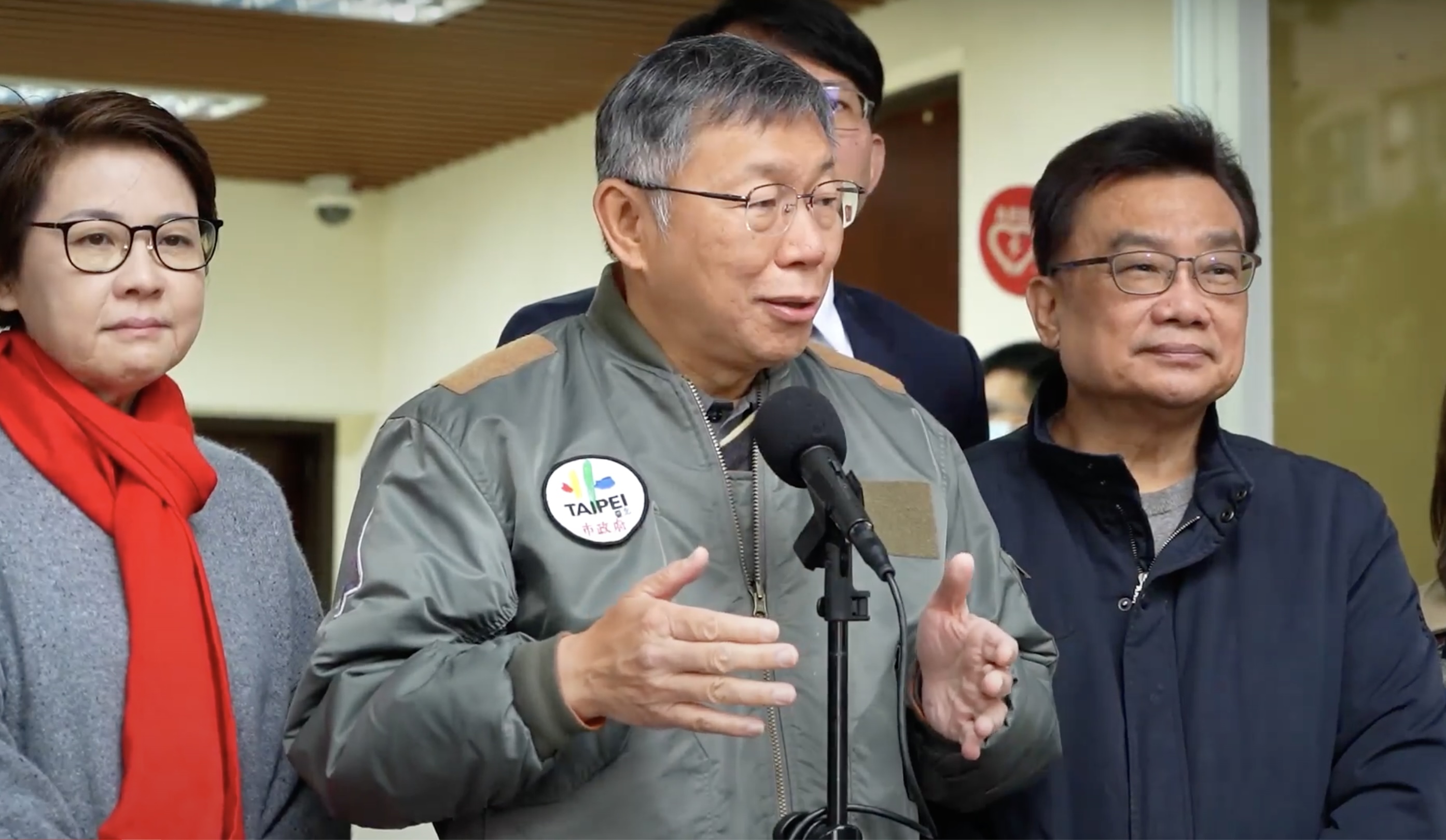 民眾黨主席柯文哲26日與8位準立委開會後，決定邀請藍綠立院龍頭人選進行座談。(林詠青 攝)