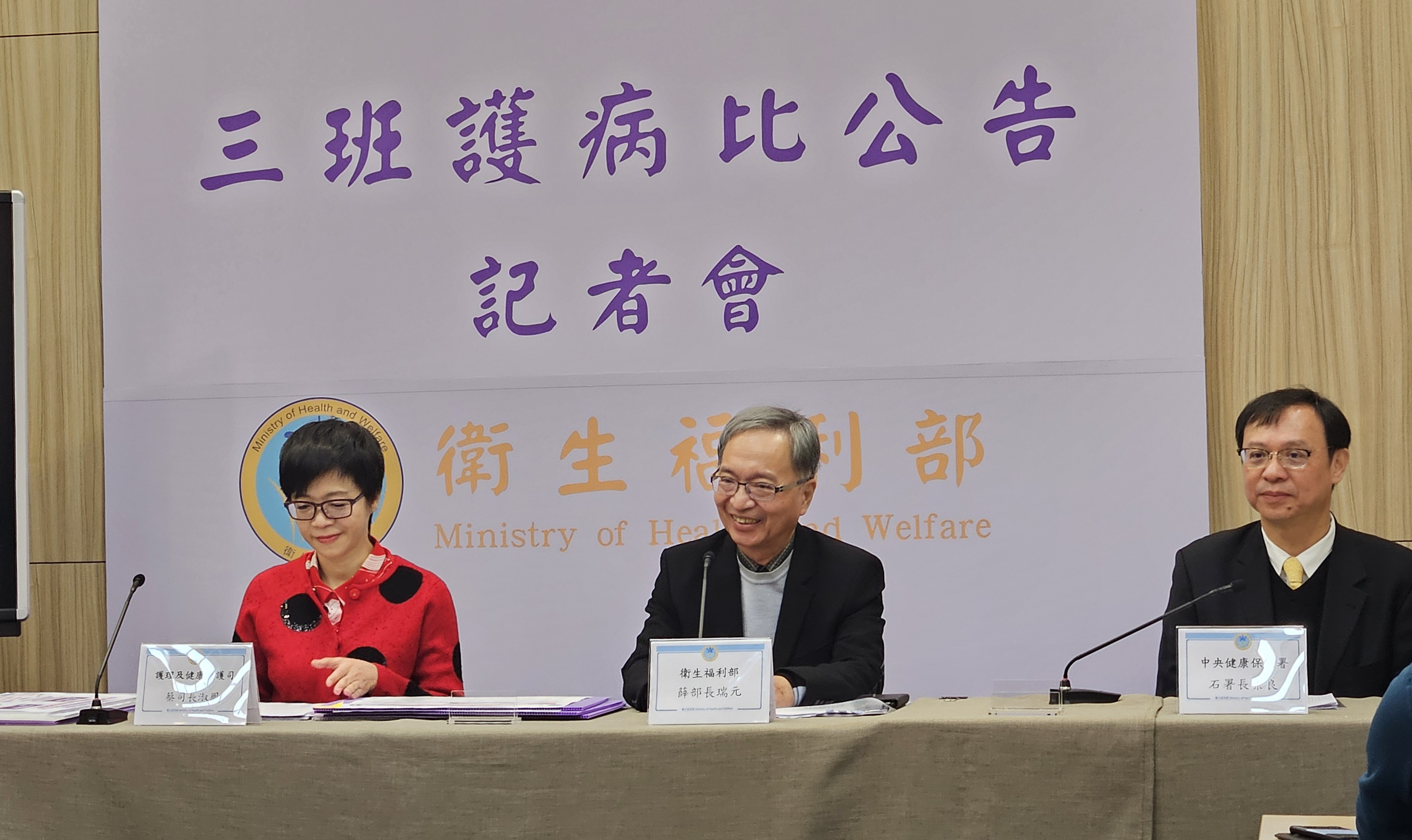 薛瑞元(中)26日表示，衛福部將翻修醫院評鑑標準，研議取消醫學中心家數限制。(劉品希 攝)