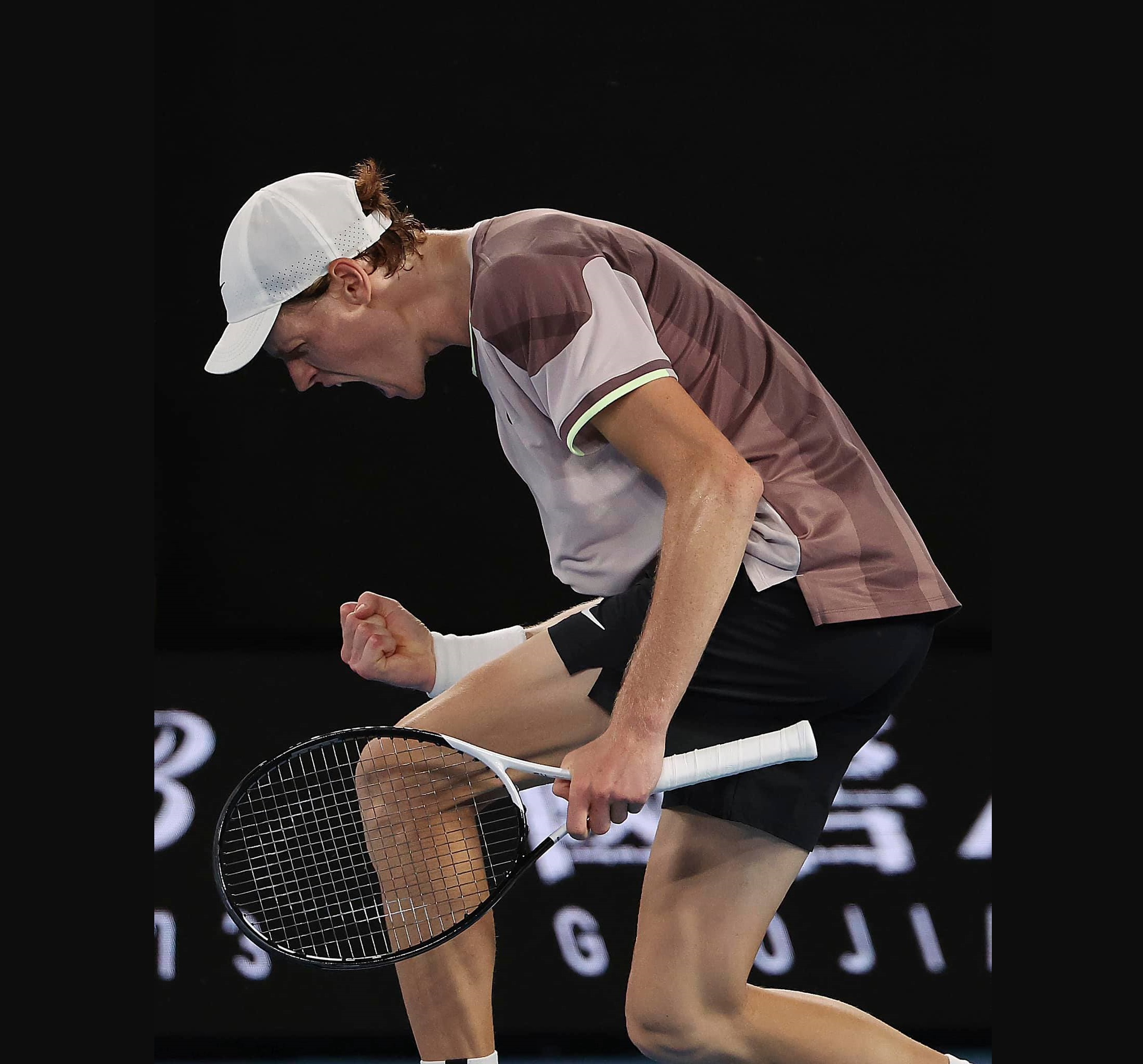 義大利網球好手辛納26日在澳洲網球公開賽中，以6比3擊敗曾拿下10屆澳網冠軍的喬科維奇，首次闖入大滿貫決賽。(圖：辛納臉書)