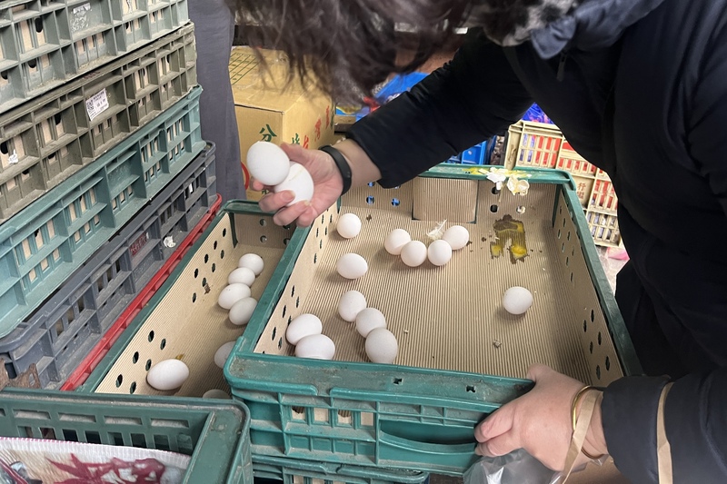 台北市蛋商業同業公會15日表示，蛋價將調降新台幣3元。圖為民眾在雜糧行選購雞蛋。(圖：中央社)