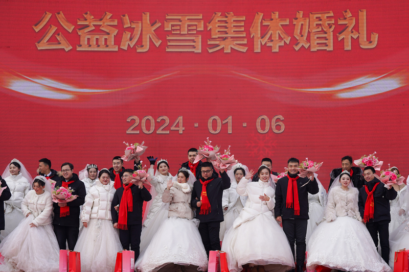 陸媒27日報導，為疏解農村男青年的婚戀難題，中國多地陸續祭出「紅娘獎」，只要撮合結婚就給予最高人民幣1000元（約新台幣4400元）的介紹費。圖為1月6日，35對新人在哈爾濱冰雪大世界舉辦集體婚禮。（中新社提供）中央社  113年1月27日 (圖：中央社)
