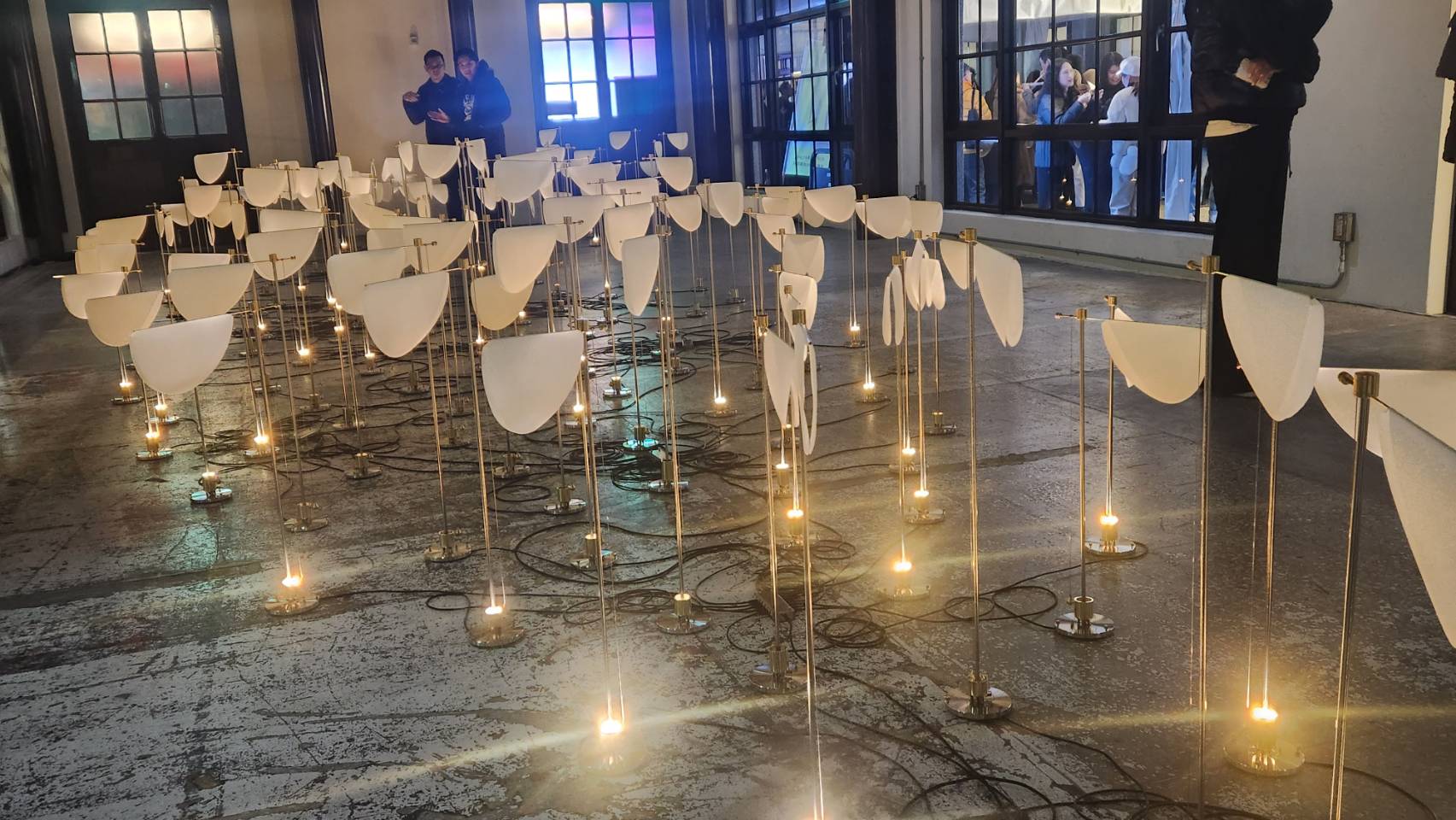 首屆VOICES藝術交易展會即日起在南港瓶蓋工廠台北製造所展出至1月29日。圖為藝術家王仲堃的作品《場》。(江昭倫 攝)