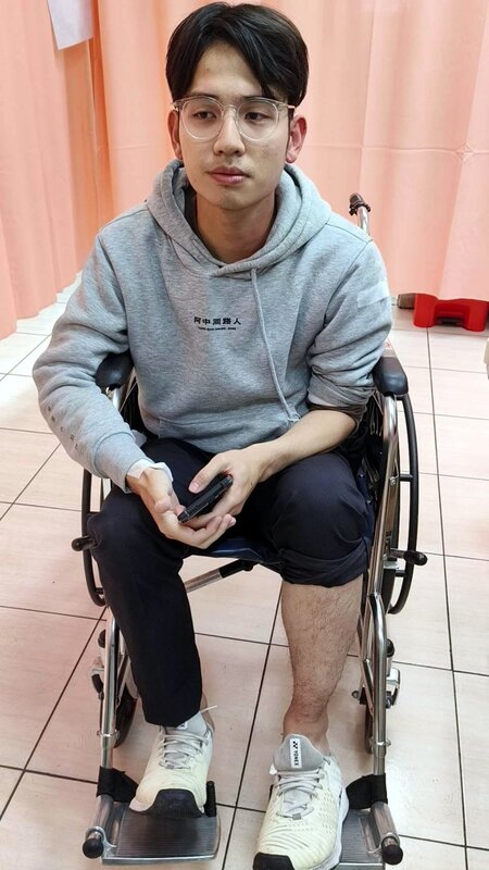 民進黨嘉義市議員林煒軒座車28日上午在市區地下道疑遭蓄意追撞，還被2名男子毆打，造成林男與助理送醫；林煒軒（圖）認為是選舉糾紛引起。 (圖：中央社)