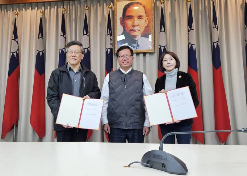 機師工會長榮分會與長榮航空公司28日針對勞資爭議逐項達成協議，取消春節、清明連假罷工行動，並在行政院副院長鄭文燦（中）見證下，由長榮航空副總經理普維屏（左）、機師工會理事長李信燕（右）代表簽約。(機師工會提供/中央社)