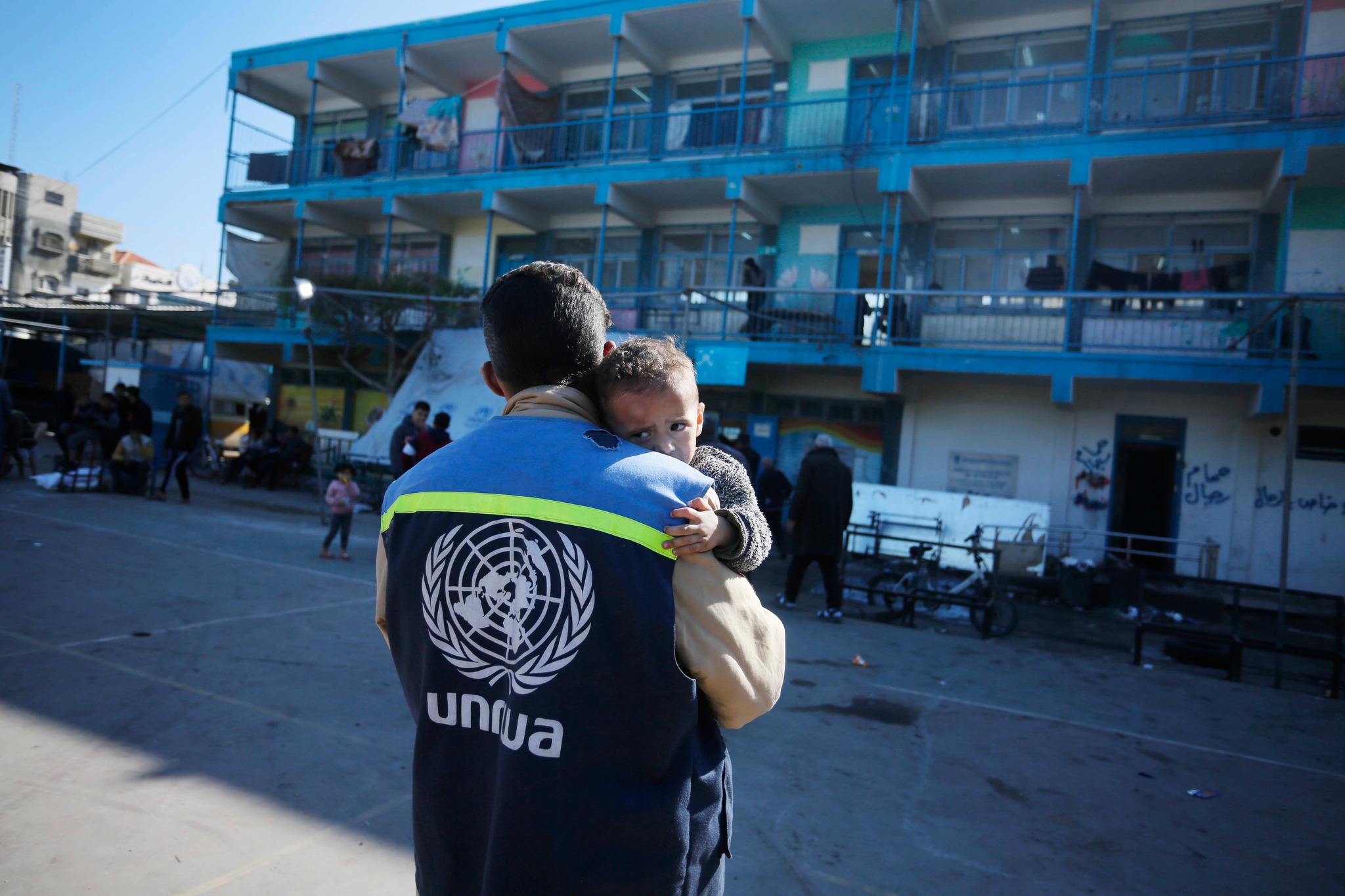聯合國近東巴勒斯坦難民救濟工作署(UNRWA)人員在難民收容所安撫孩童。(圖: FB/@UNRWA)