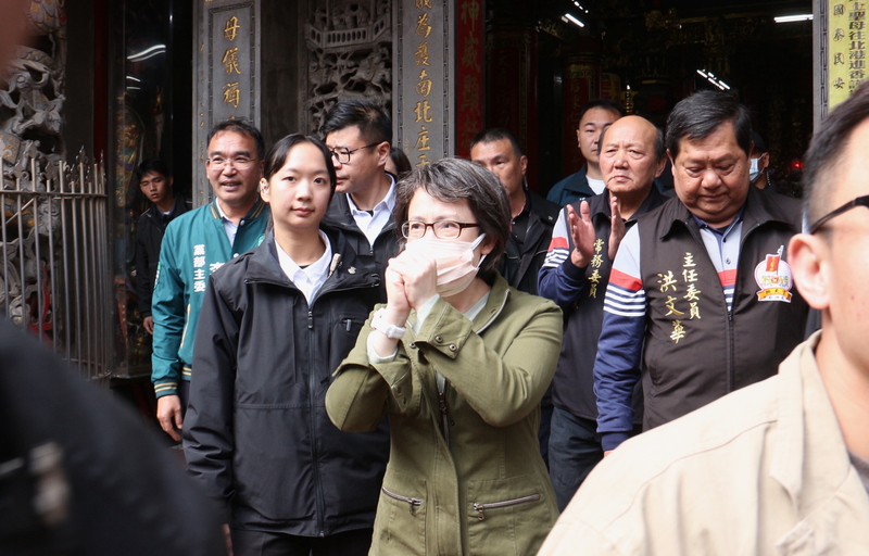 蕭美琴在苗栗謝票活動路上發現確診COVID-19，前往白沙屯拱天宮參拜時，戴2層口罩，以拱手代替握手向民眾致意。 (圖：中央社)