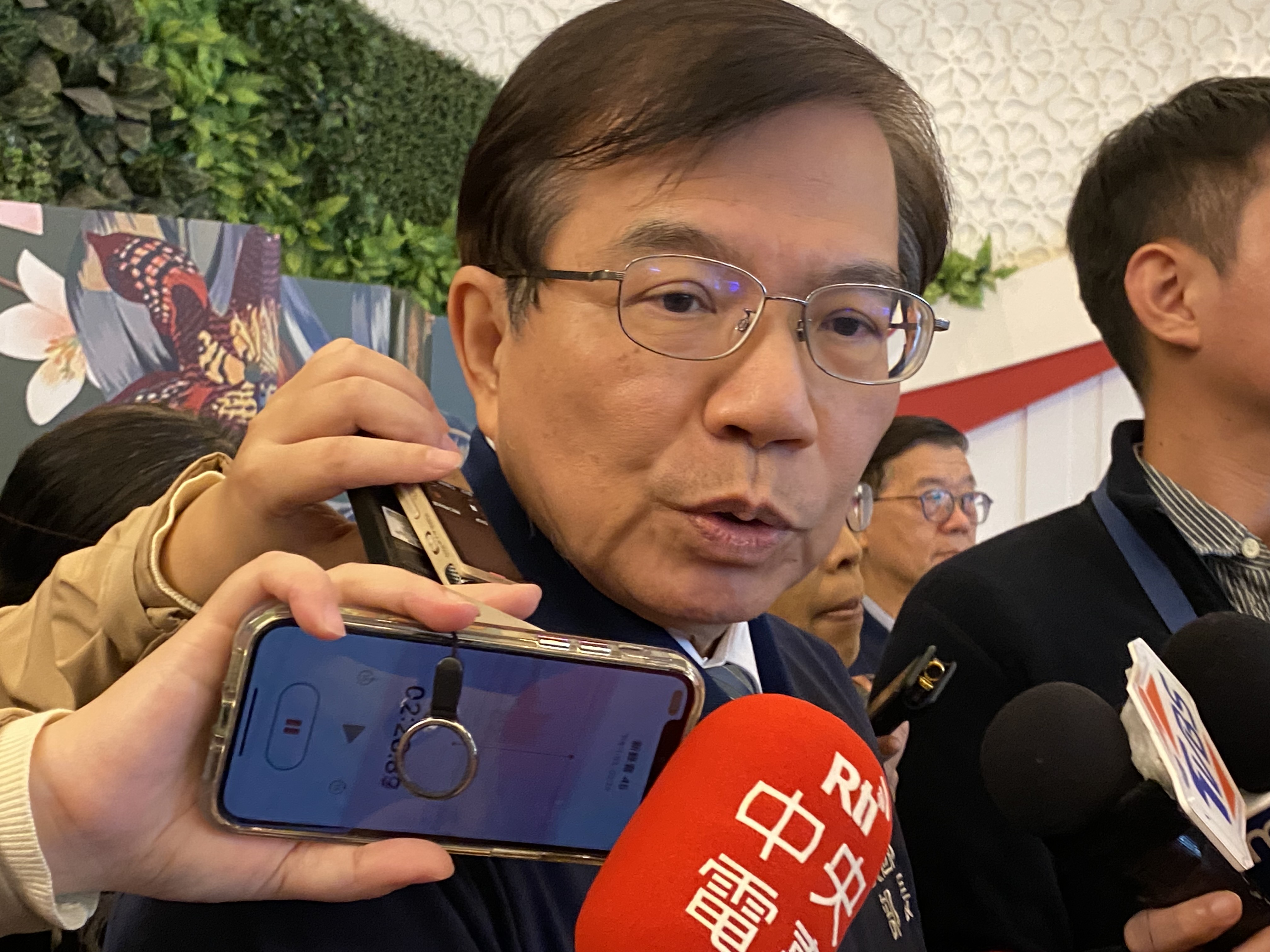 交通部長王國材29日下午出席活動時接受媒體聯訪，說明長榮機師罷工危機落幕的關鍵，同時說明「罷工預告期」目前勞動部傾向不修法，不過王國材也認為，重點還是勞資和諧，避免走上罷工這條路。(吳琍君 攝)