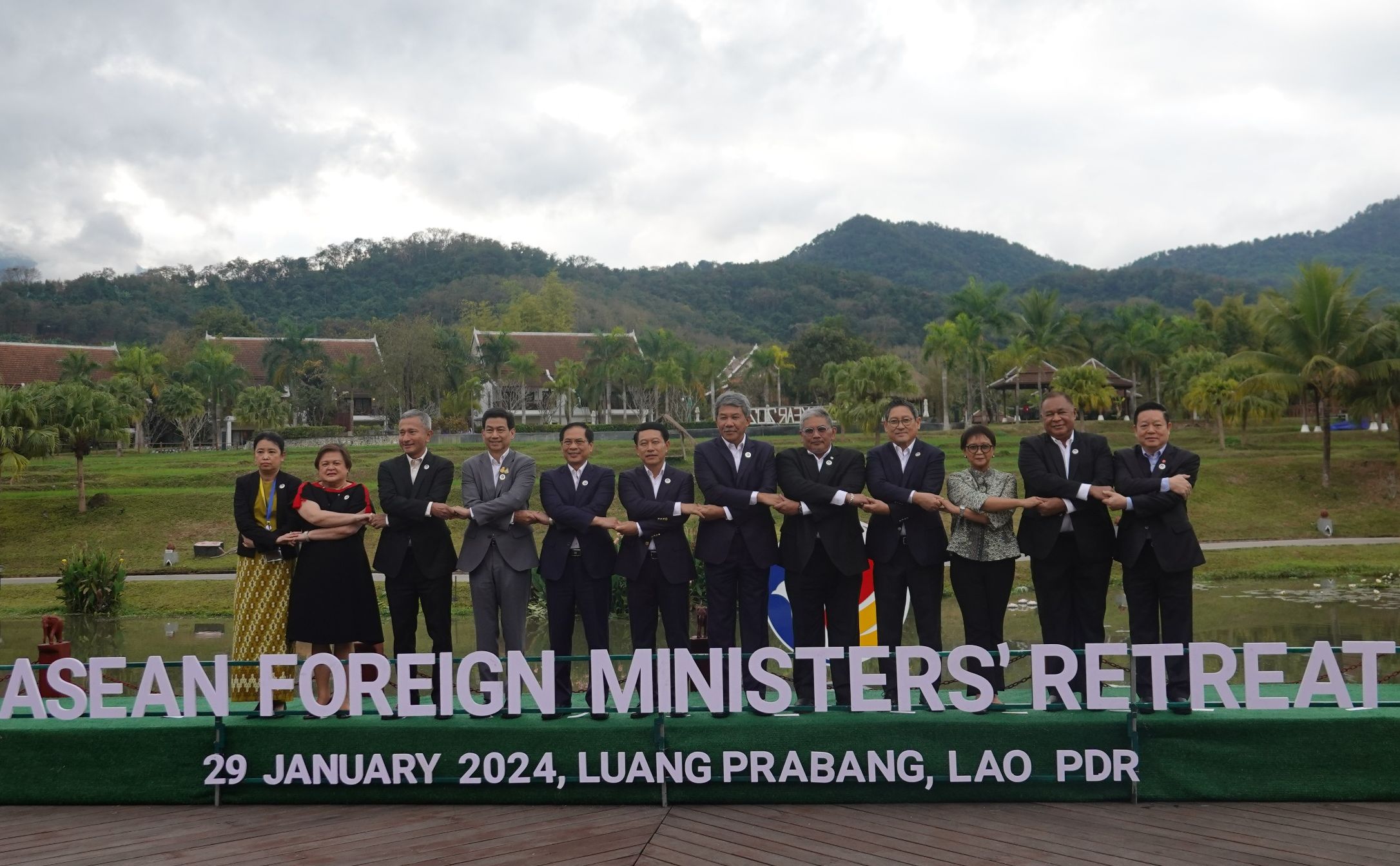 寮國29日舉行東協外長會議，緬甸派官員(左1)出席。 (圖:@ASEAN)