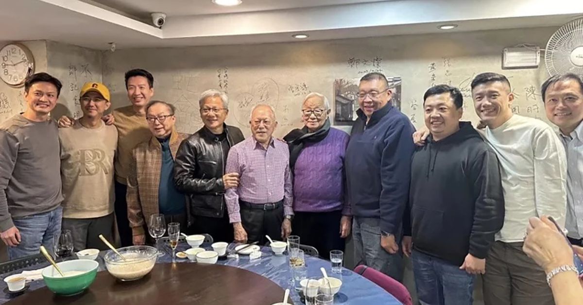 廣達董事長林百里（左4）帶領黃仁勳（左5）與張忠謀（右5）一起品嚐美食。（「鄒記食舖」臉書）