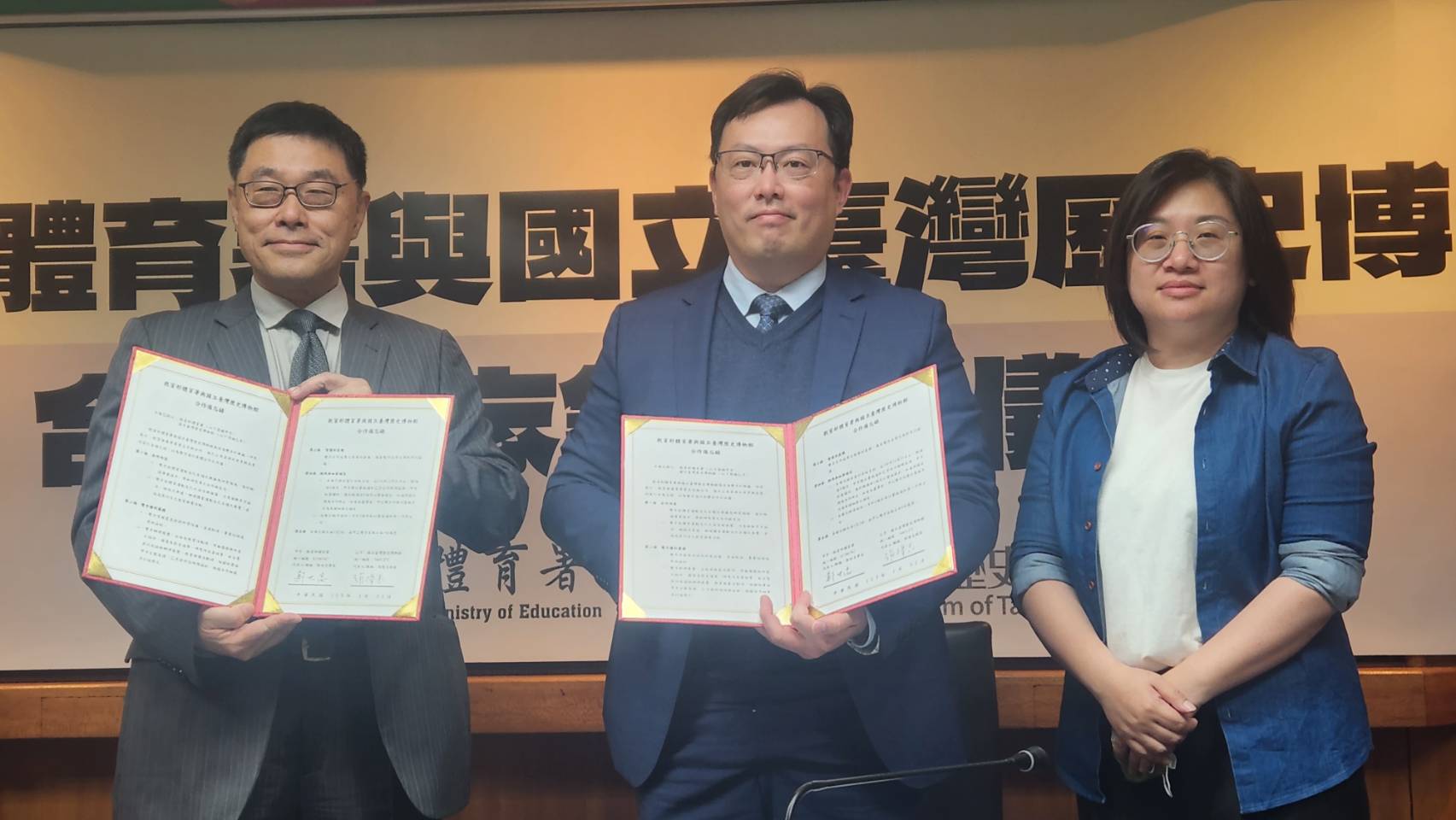 教育部體育署長鄭世忠(中)31日與國立臺灣歷史博物館館長張隆志(左)簽訂合作備忘錄，宣布雙方將攜手合作傳承台灣體育運動文化記憶。幕後推手立委陳培瑜(右)也出席簽署記者會見證。(江昭倫 攝)