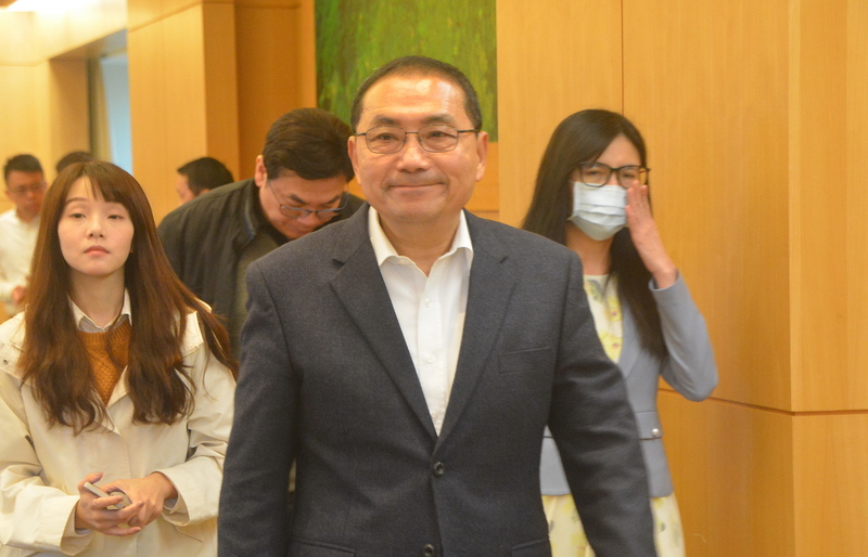新北市長侯友宜（前中）受訪。(資料照片/中央社)