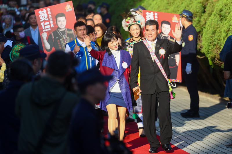 立法院第11屆第1會期立法委員1日上午8時起報到，國民黨平地原住民立委黃仁（前右）搶頭香走紅毯。 (圖：中央社)