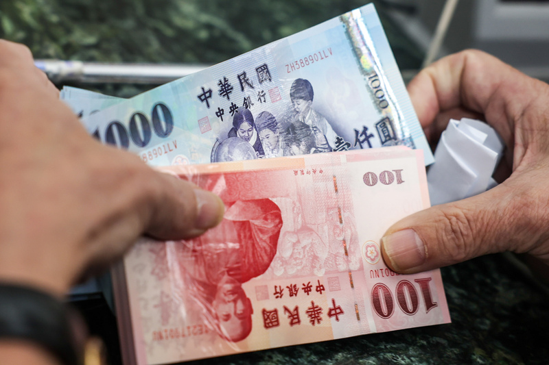 學者指出，超徵稅收是因景氣變化而非違法徵收，所謂「還稅於民」的說法，與稅制、學理精神不符，並非上策，應優先用於還債、投資國家未來等。(圖：中央社)