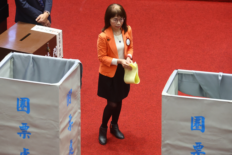 第11屆立委1日進行立法院長選舉，民眾黨立委陳昭姿因投票筆沾有印泥，不慎污染手指及選票，遭會議主席個人認定為廢票。(圖：中央社)