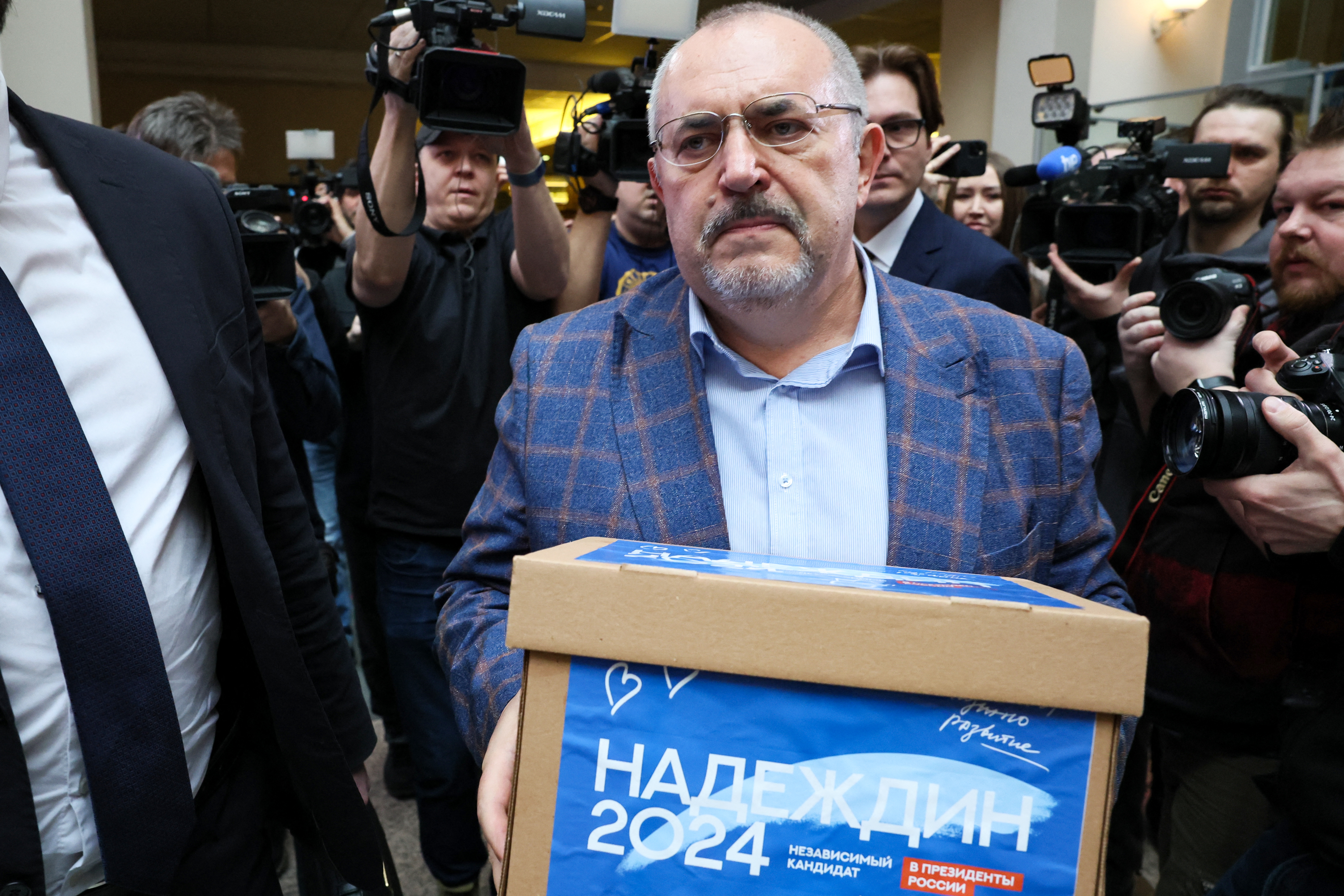 俄羅斯反戰人士納德茲丁（Boris Nadezhdin）向中選會遞交連署書。(AFP)