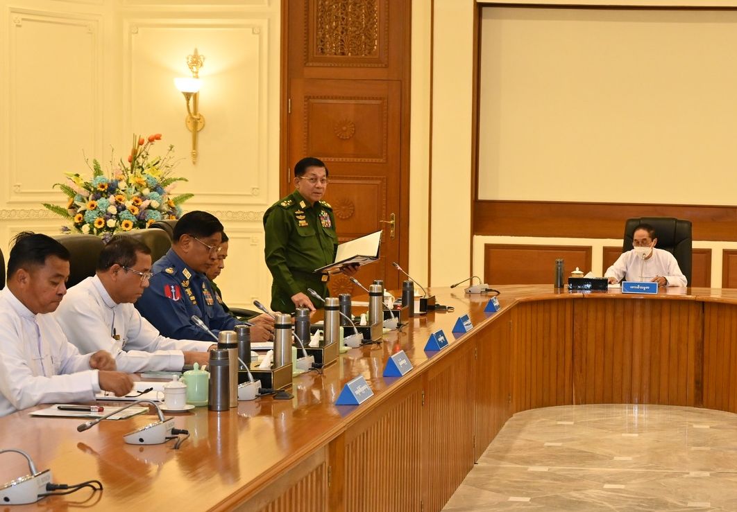 緬甸軍政府領導人敏昂萊(Min Aung Hlaing,站立者)1月31日表示，軍方將「不惜一切代價」鎮壓反對派。(圖:翻拍自緬甸新光報)